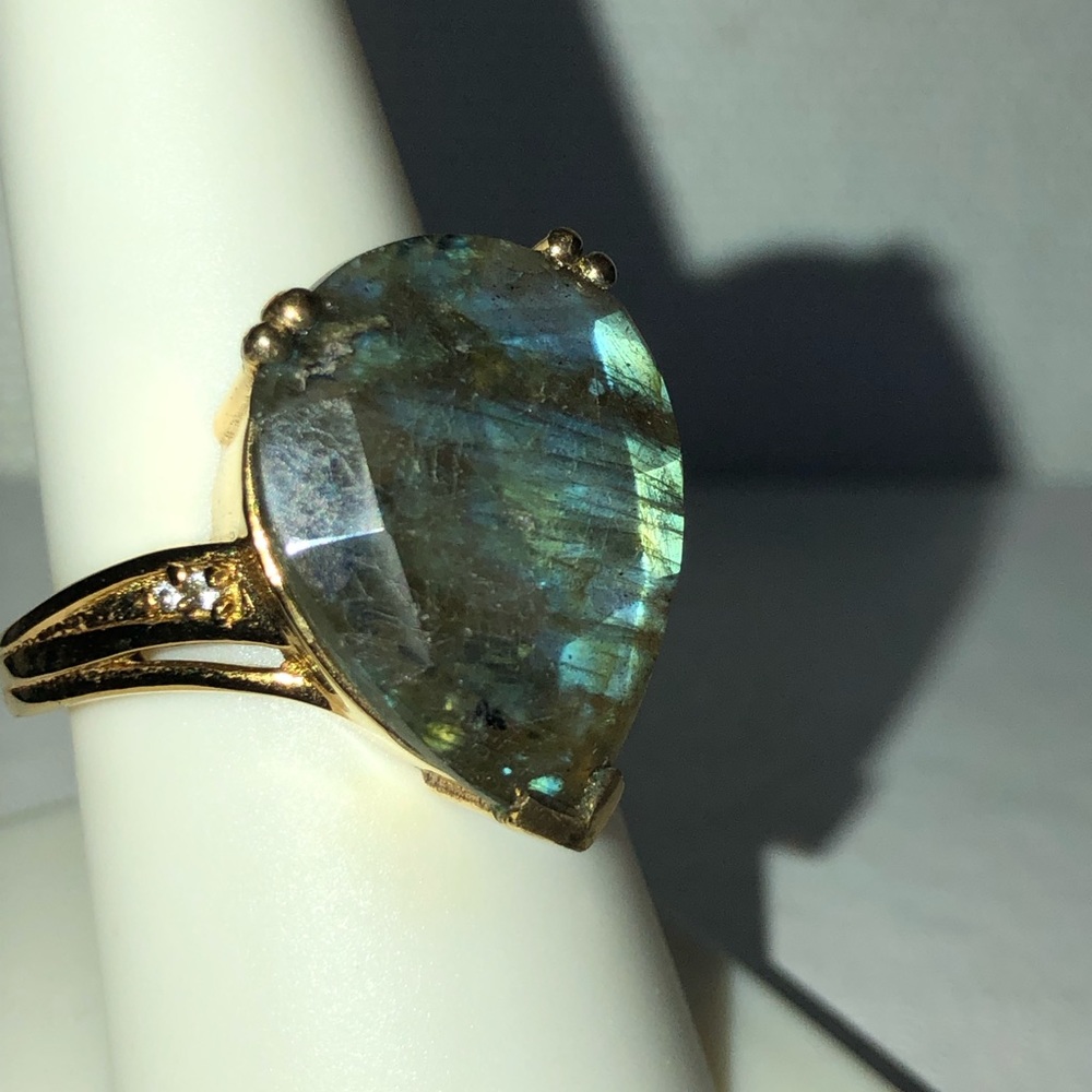 Blue/Green Labradorite & Diamond Gemstone (9.00 cts) Gold Ring